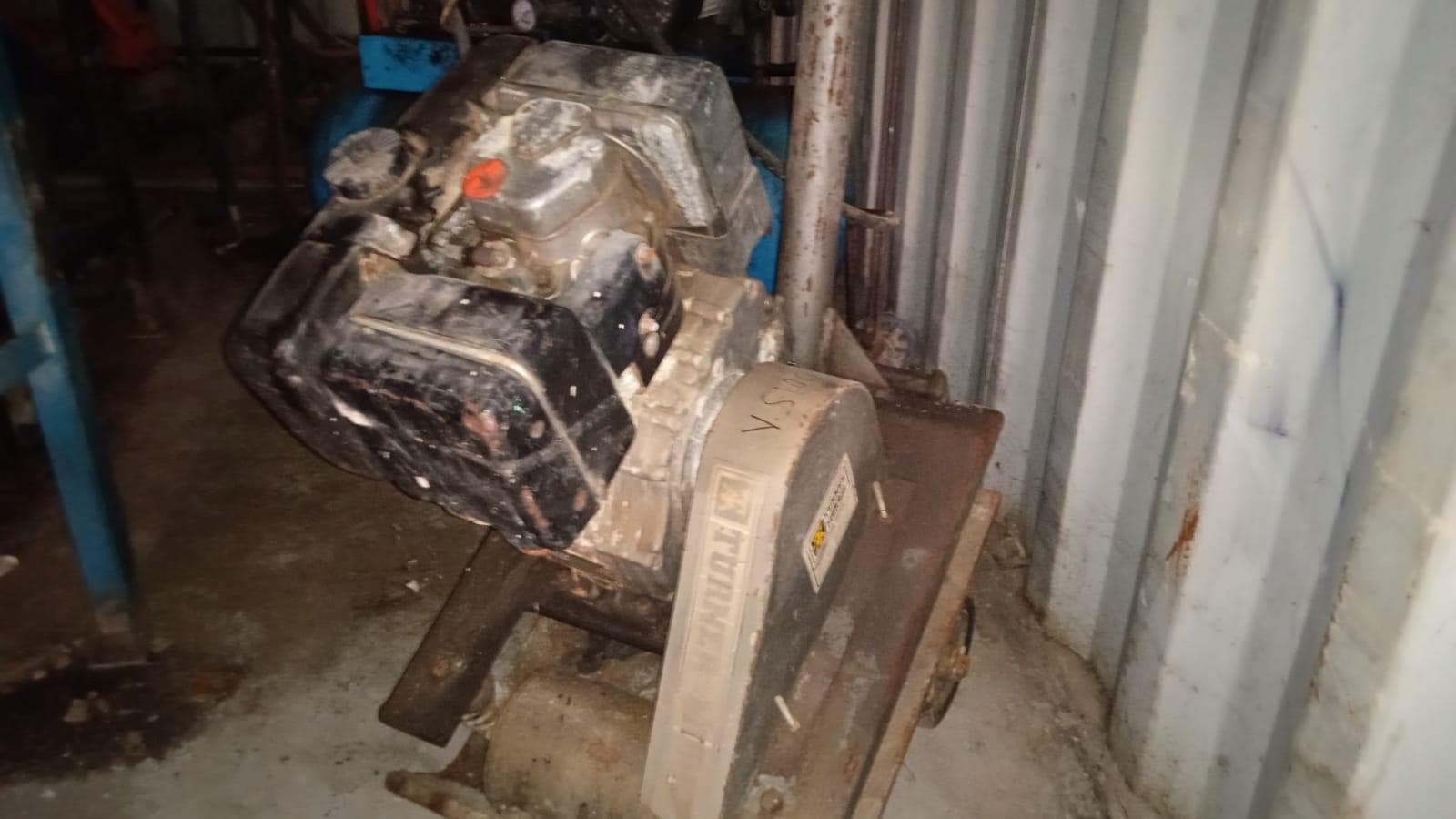 Máquina para fazer rosca + Diversos + Bomba de água + Motores + Diversos + Diversos + Bombas de água + Diversos + Diversos + Compressor de ar + Compressor de ar + Compactadora Turner Morris + Compressor de ar + Compressor Oceanos + Contentor de 40P · — image 12