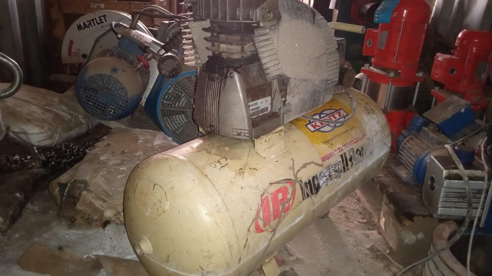 Máquina para fazer rosca + Diversos + Bomba de água + Motores + Diversos + Diversos + Bombas de água + Diversos + Diversos + Compressor de ar + Compressor de ar + Compactadora Turner Morris + Compressor de ar + Compressor Oceanos + Contentor de 40P · — image 13