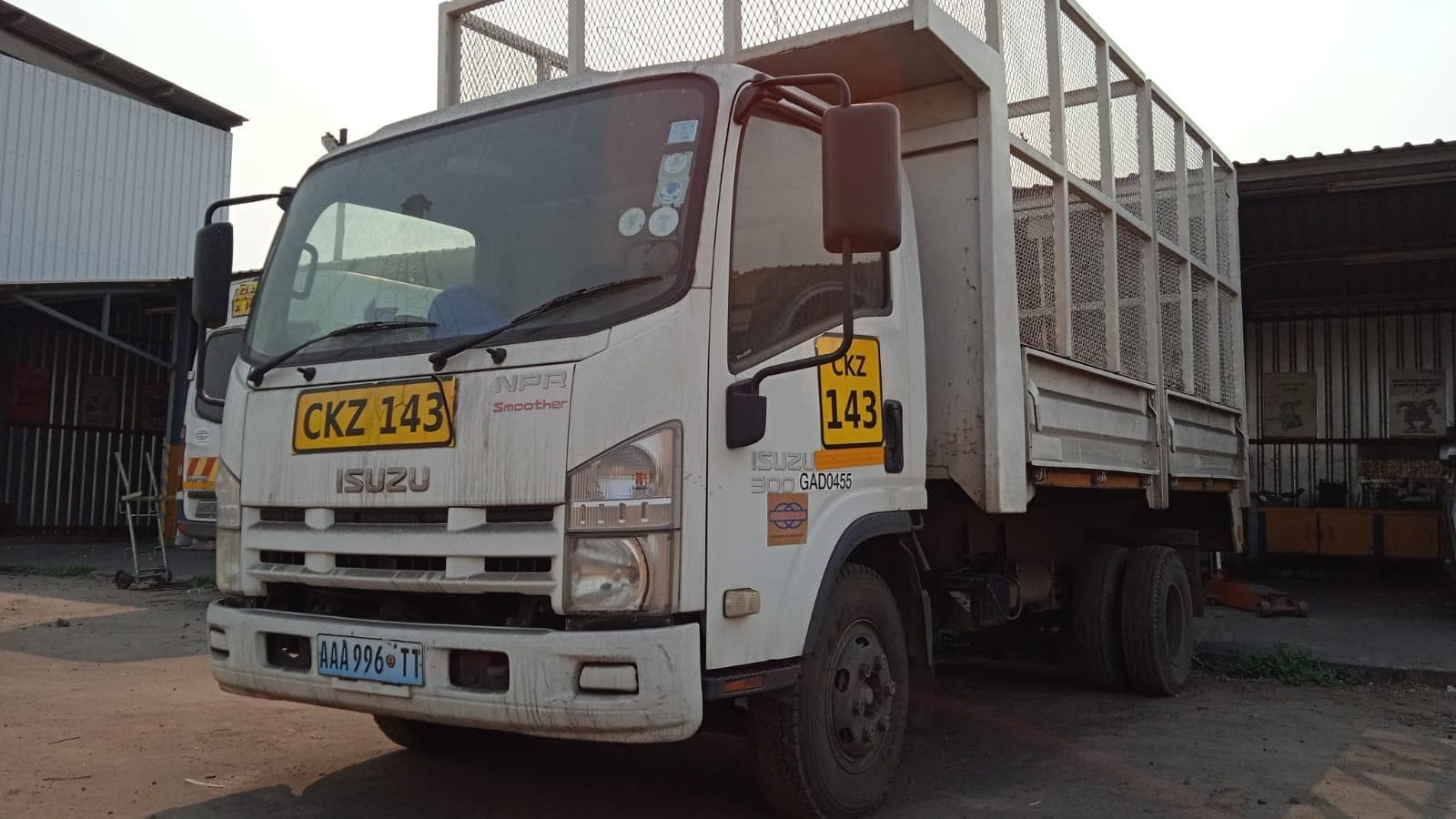 Isuzu NPR300 ·