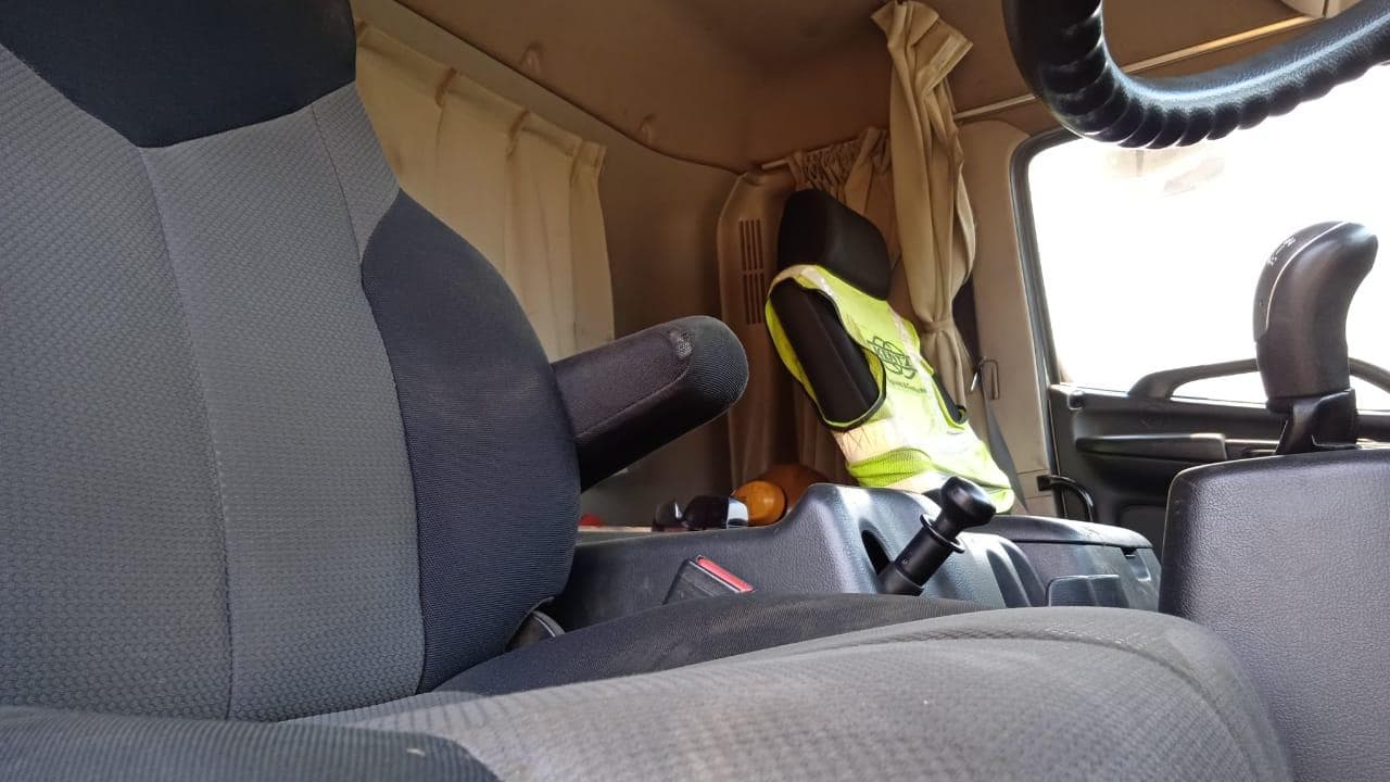 TOYOTA HINO 700 · — imagem 2