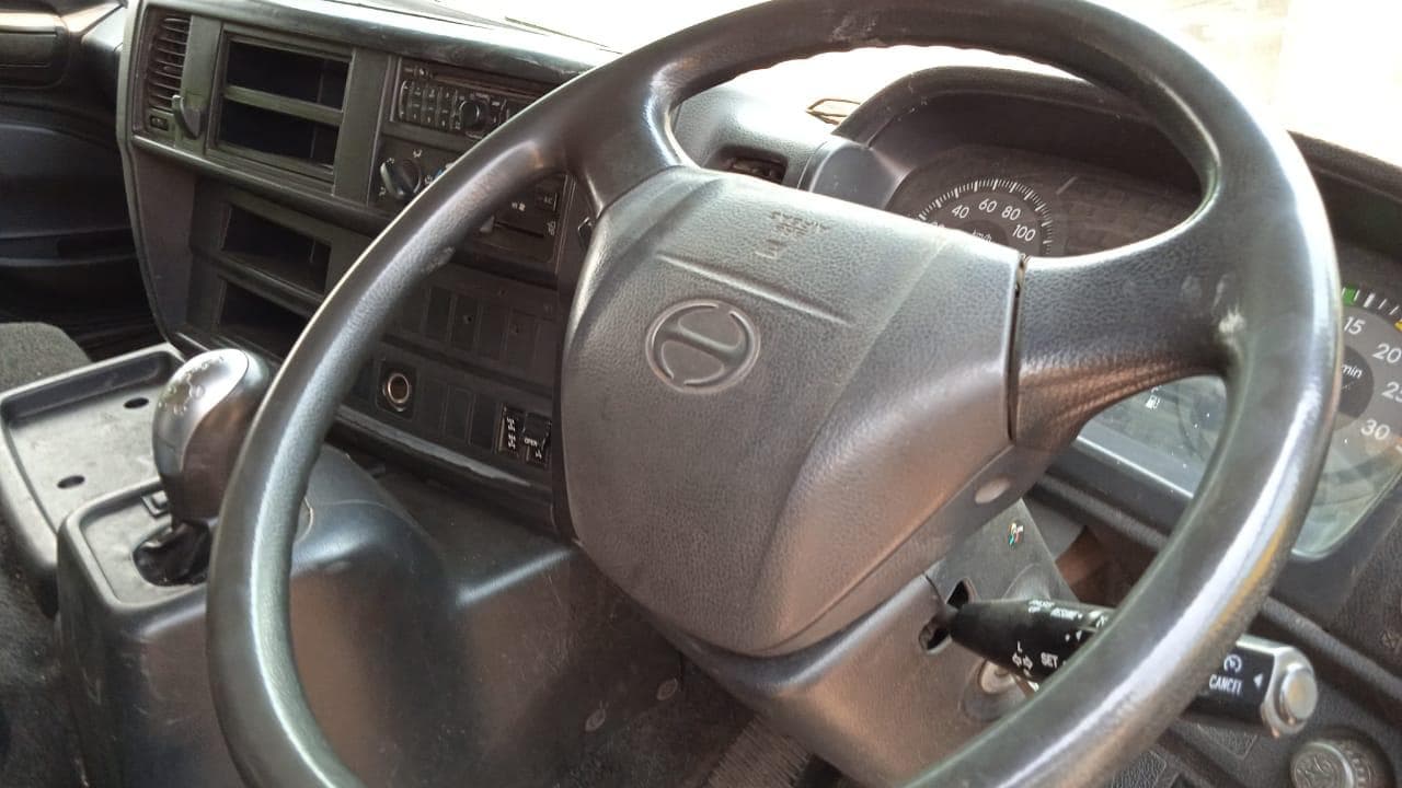 TOYOTA HINO 700 · — imagem 5