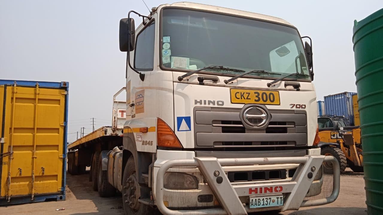 TOYOTA HINO 700 · — imagem 1
