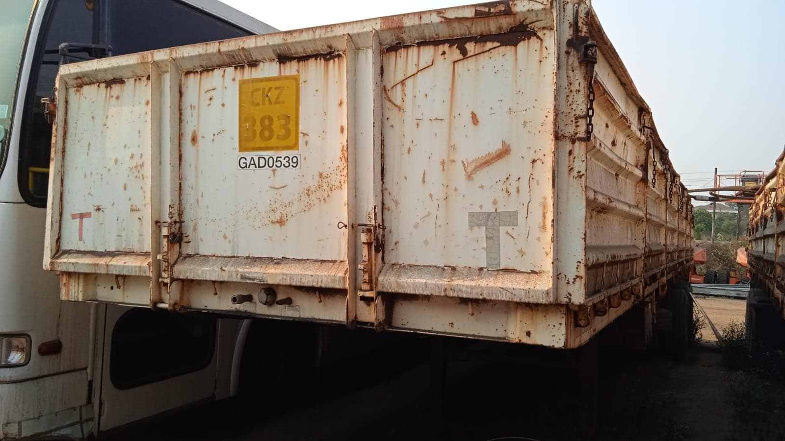TRAILER ·