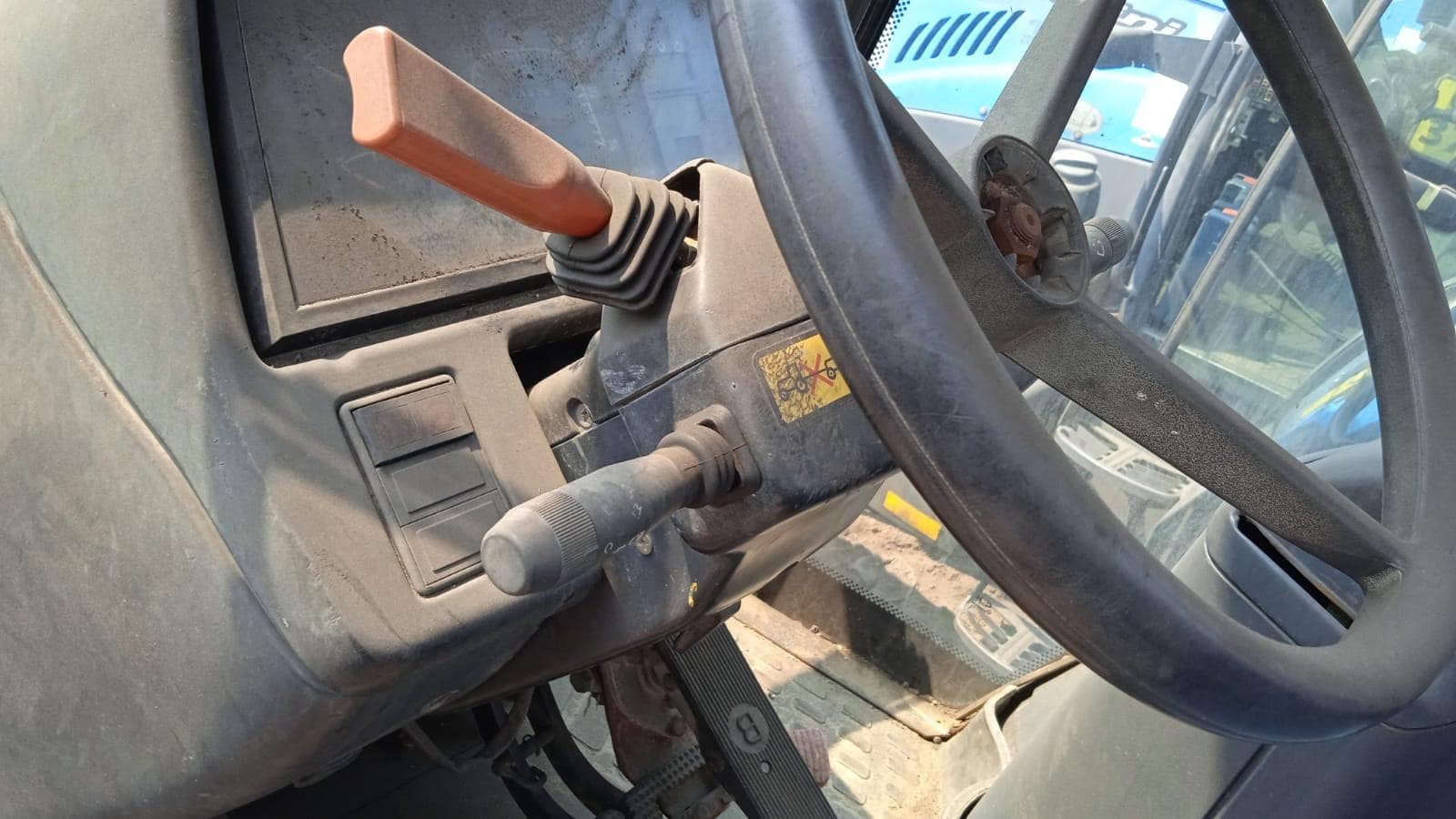NEW HOLLAND TM7030 · — imagem 5