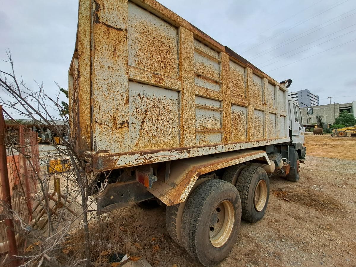 Camião basculante ISUZU — imagen 14