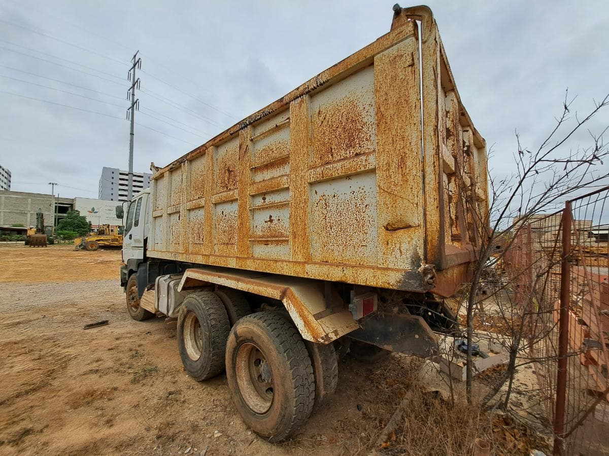 Camião basculante ISUZU — imagen 13