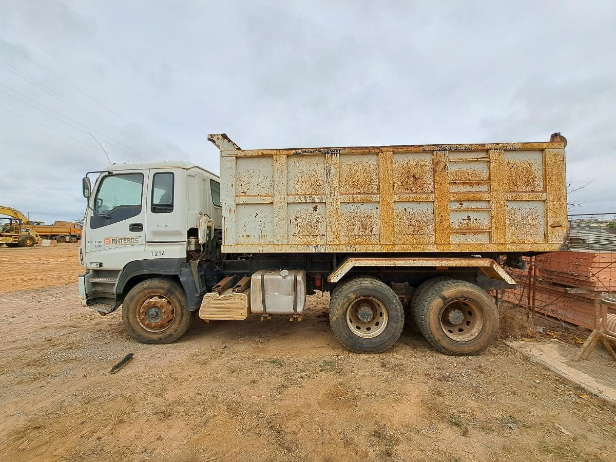 Camião basculante ISUZU — imagen 15