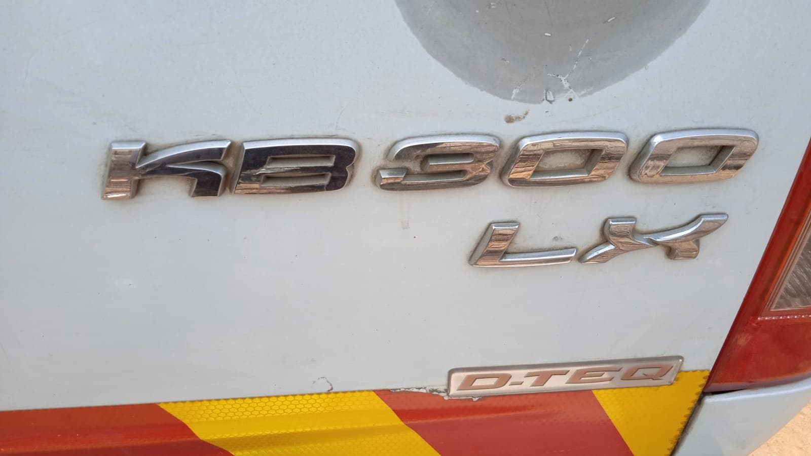 Isuzu KB300 · — imagen 8