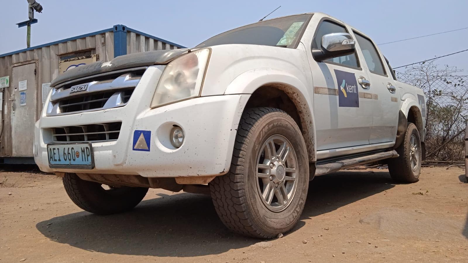 Isuzu KB300 · — imagen 11
