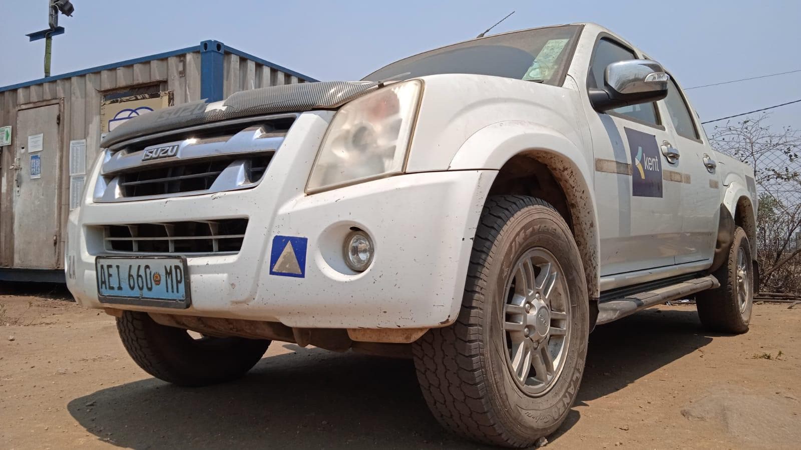 Isuzu KB300 · — imagen 1