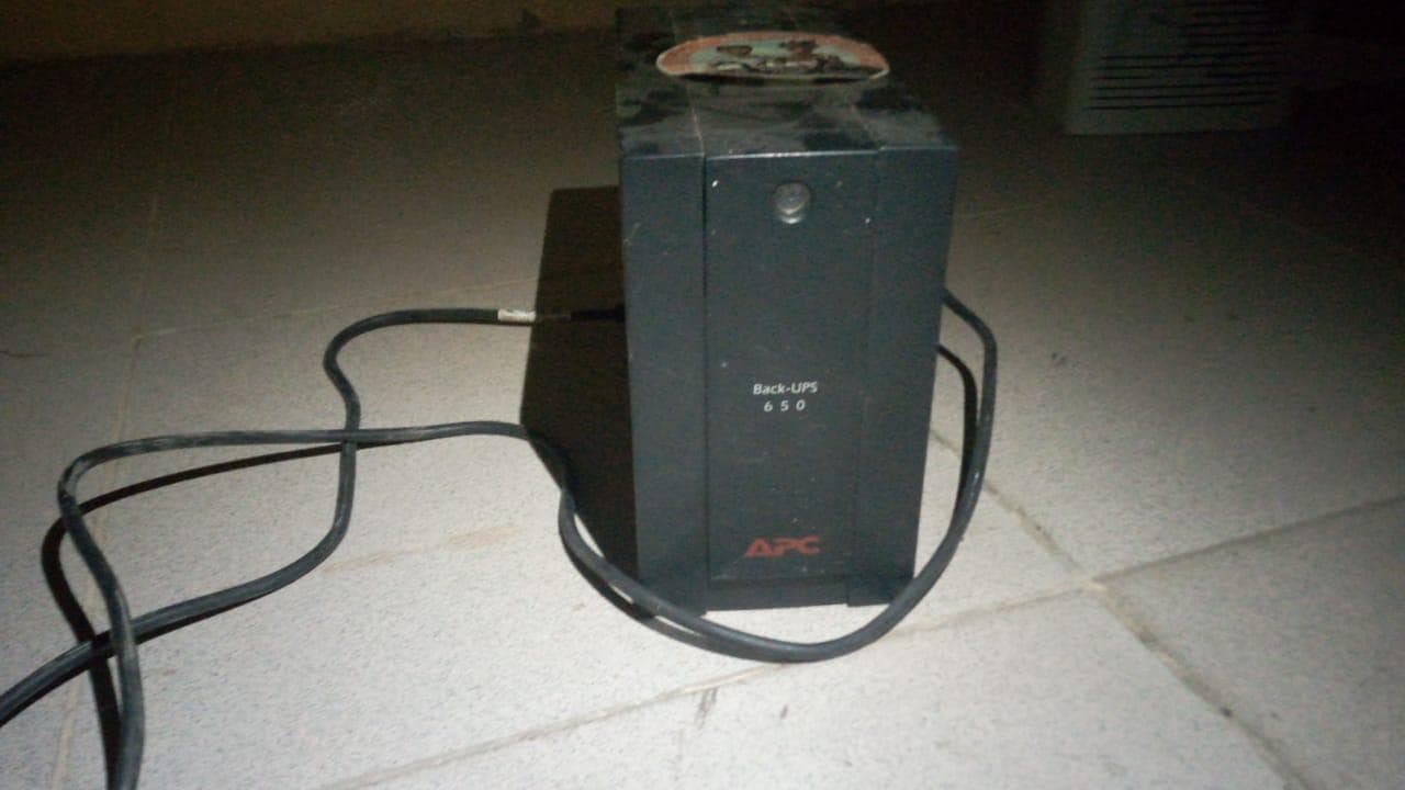 Black-UPS 650, APC