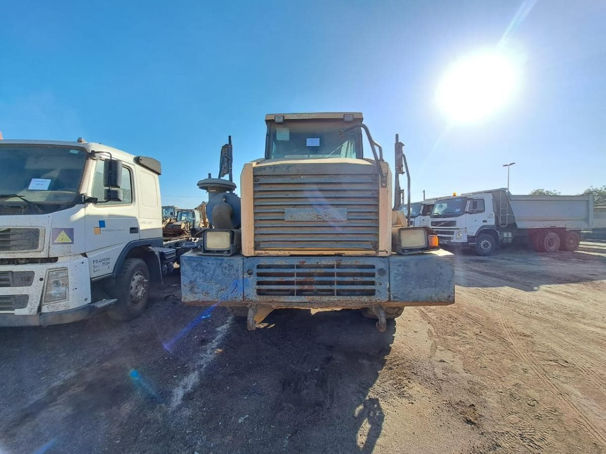 Dumper (30T) KOMATSU HM300-1 · Viana — imagen 2