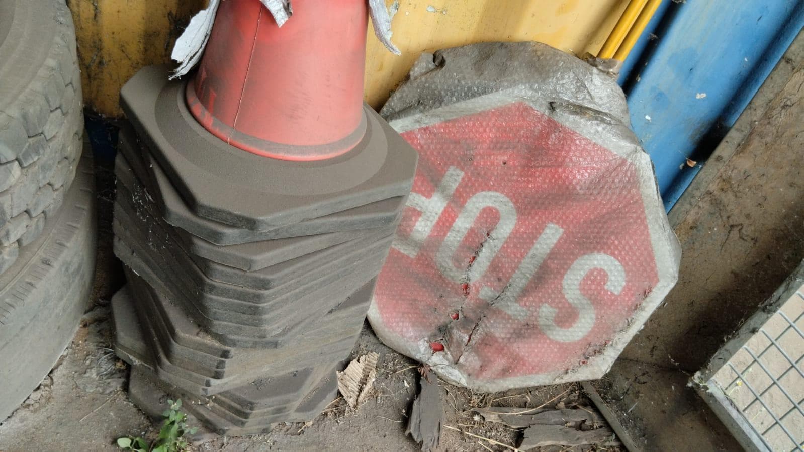 Cones de sinalização + Rolos de cabo +  Máquinas para lavagem de Carros  + Diversos +  Compressor   + Carrinhos de mão   + Diversos + Motor de VW · — imagen 1