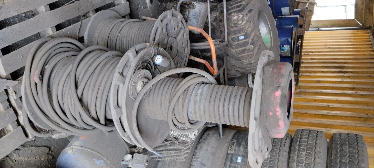 Cones de sinalização + Rolos de cabo +  Máquinas para lavagem de Carros  + Diversos +  Compressor   + Carrinhos de mão   + Diversos + Motor de VW · — imagen 2