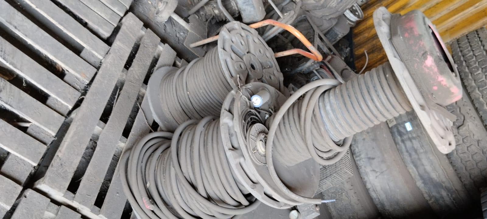 Cones de sinalização + Rolos de cabo +  Máquinas para lavagem de Carros  + Diversos +  Compressor   + Carrinhos de mão   + Diversos + Motor de VW · — imagen 10