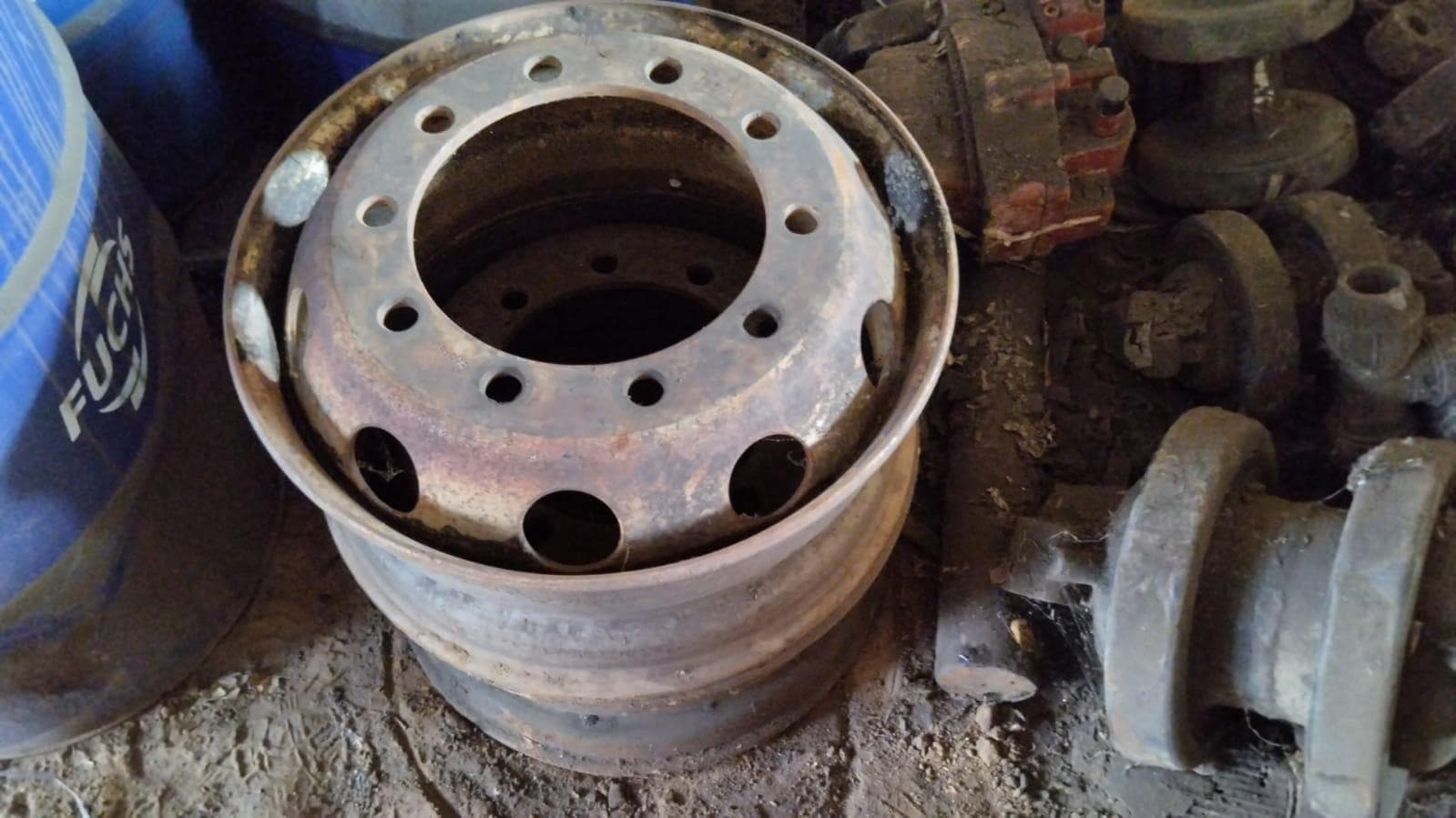 Cones de sinalização + Rolos de cabo +  Máquinas para lavagem de Carros  + Diversos +  Compressor   + Carrinhos de mão   + Diversos + Motor de VW · — imagen 12