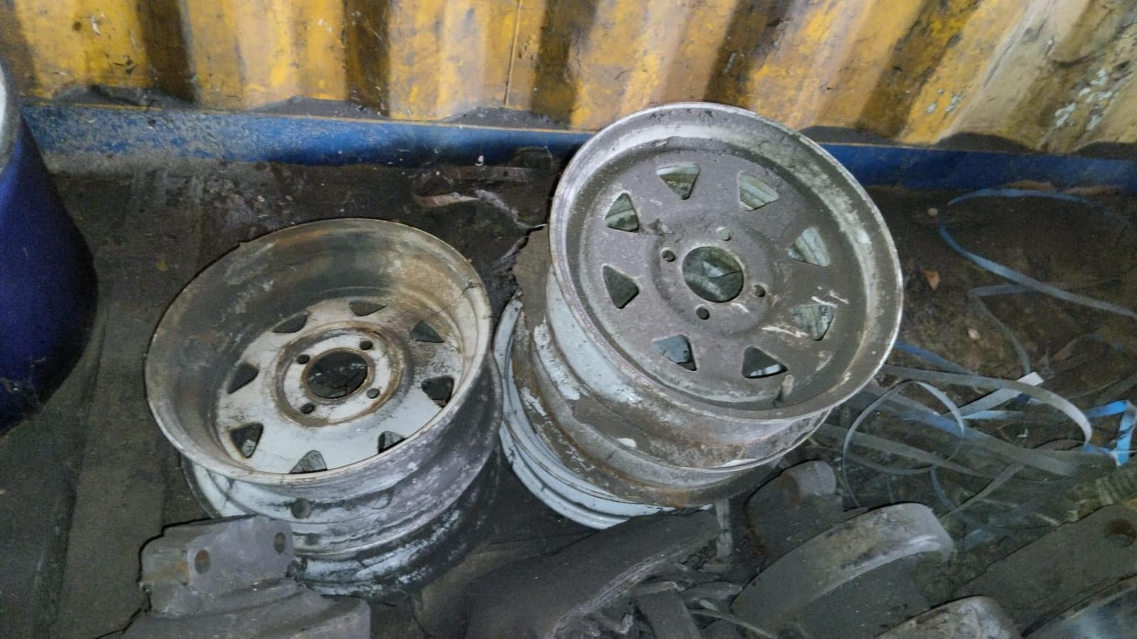 Cones de sinalização + Rolos de cabo +  Máquinas para lavagem de Carros  + Diversos +  Compressor   + Carrinhos de mão   + Diversos + Motor de VW · — imagen 17