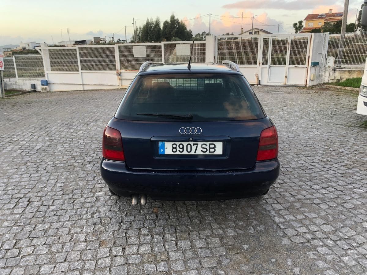 Audi  A4 · Ano 2001     89-07-SB · Paredes — imagem 8