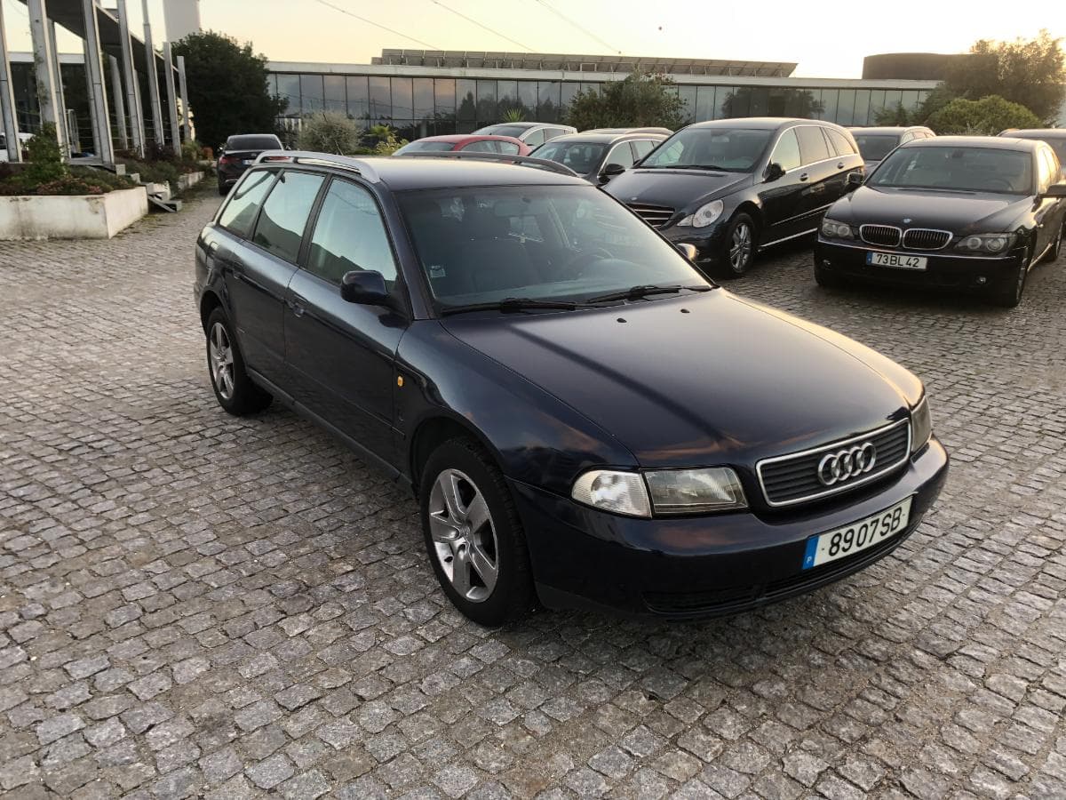 Audi  A4 · Ano 2001     89-07-SB · Paredes — imagem 1