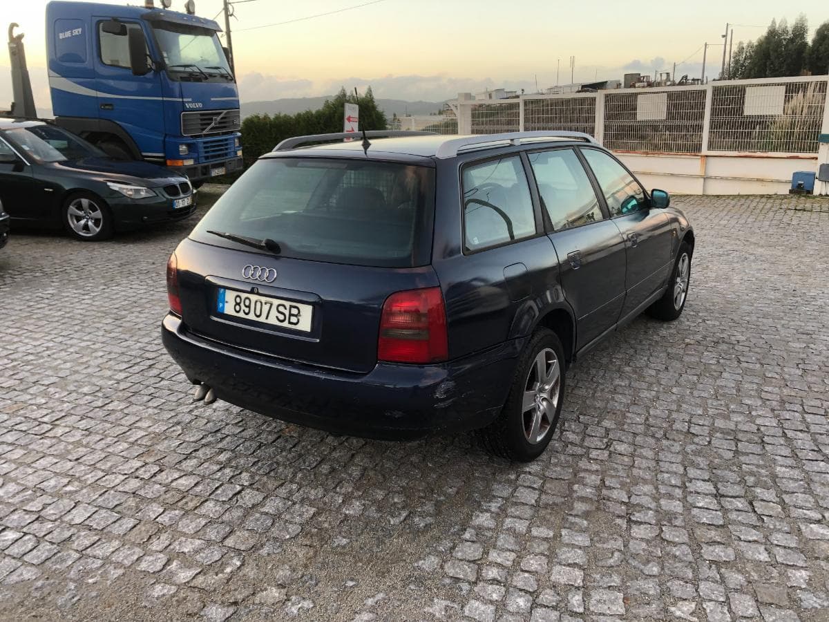 Audi  A4 · Ano 2001     89-07-SB · Paredes — imagem 6