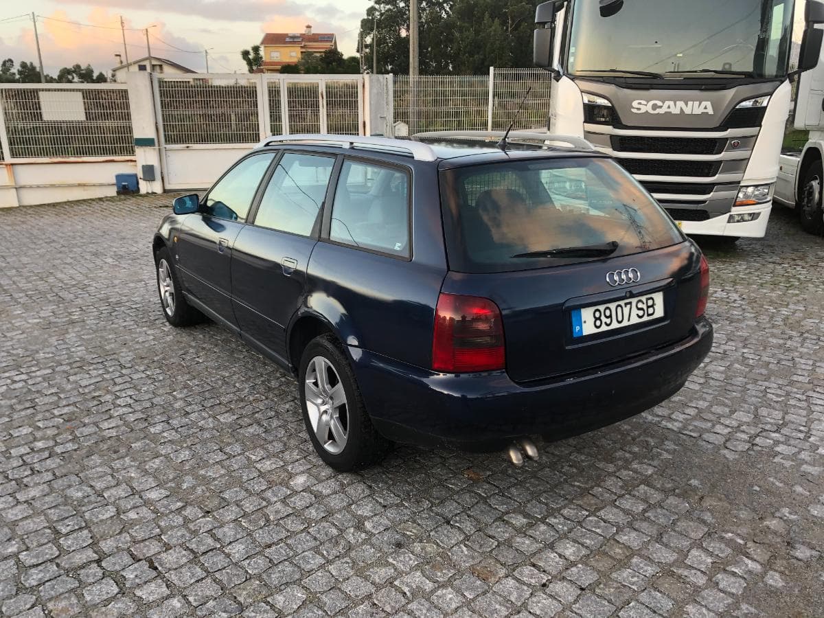 Audi  A4 · Ano 2001     89-07-SB · Paredes — imagem 7