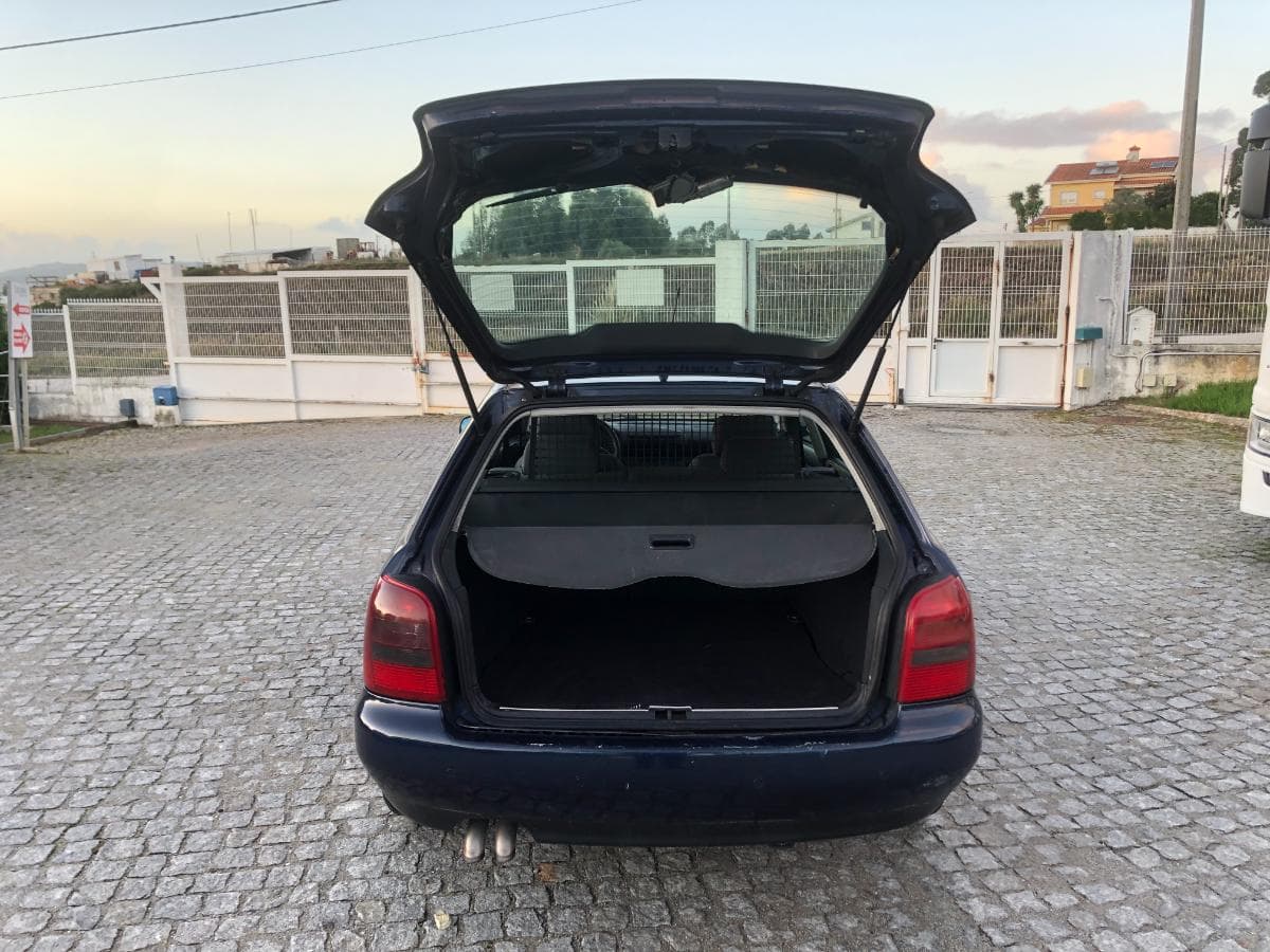 Audi  A4 · Ano 2001     89-07-SB · Paredes — imagem 9
