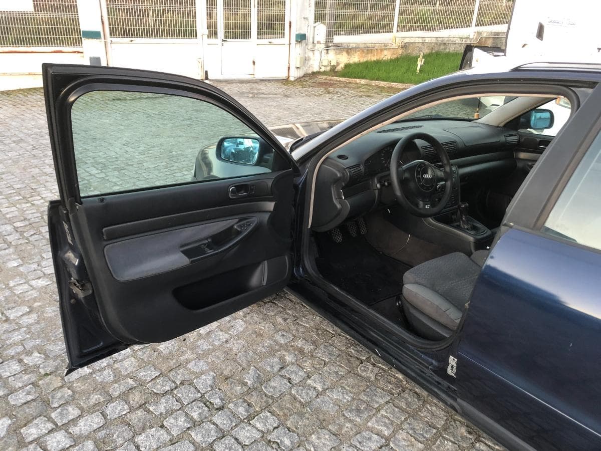 Audi  A4 · Ano 2001     89-07-SB · Paredes — imagem 19