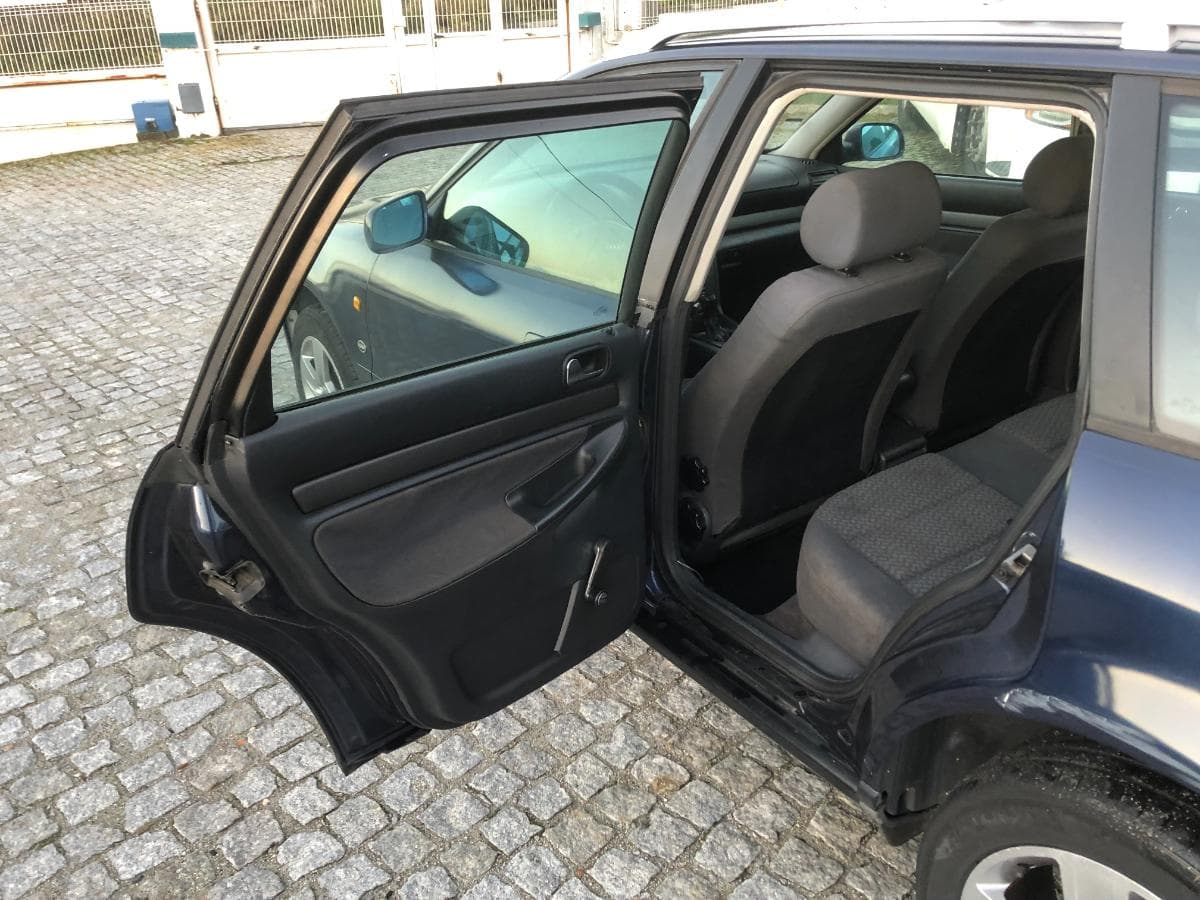 Audi  A4 · Ano 2001     89-07-SB · Paredes — imagem 22