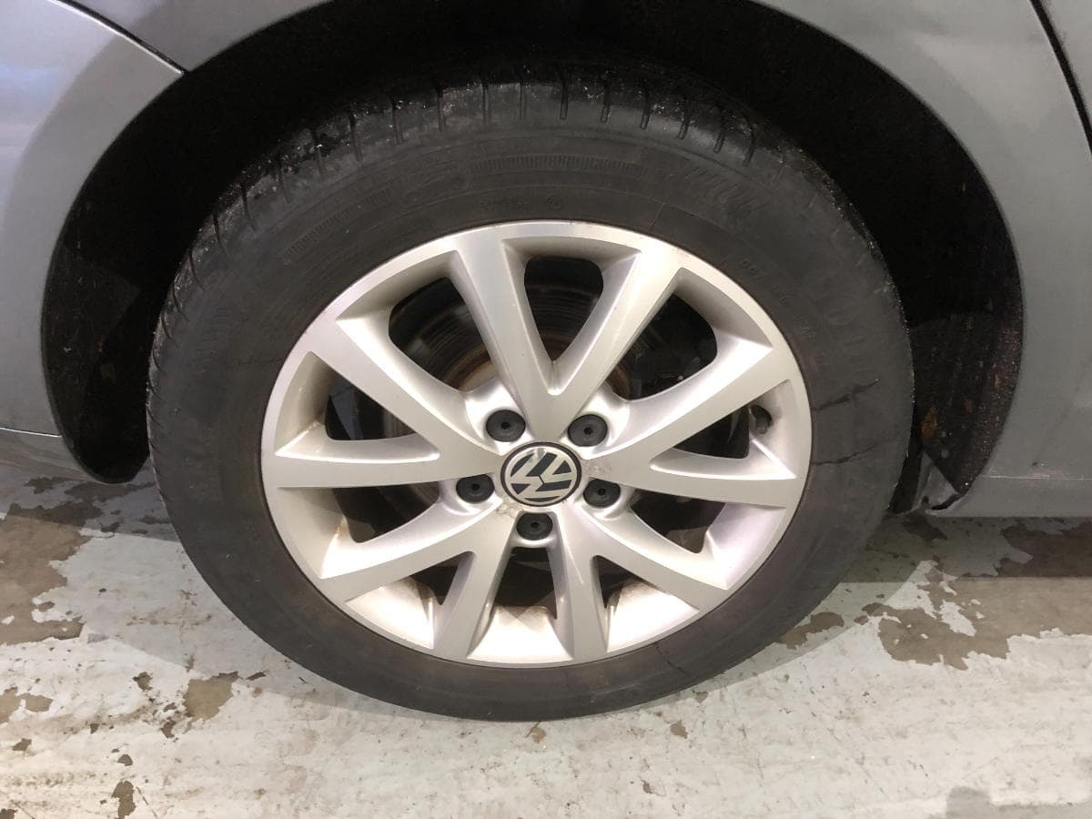 Volkswagen Golf 1.6 TDI · Ano 2010 — image 15