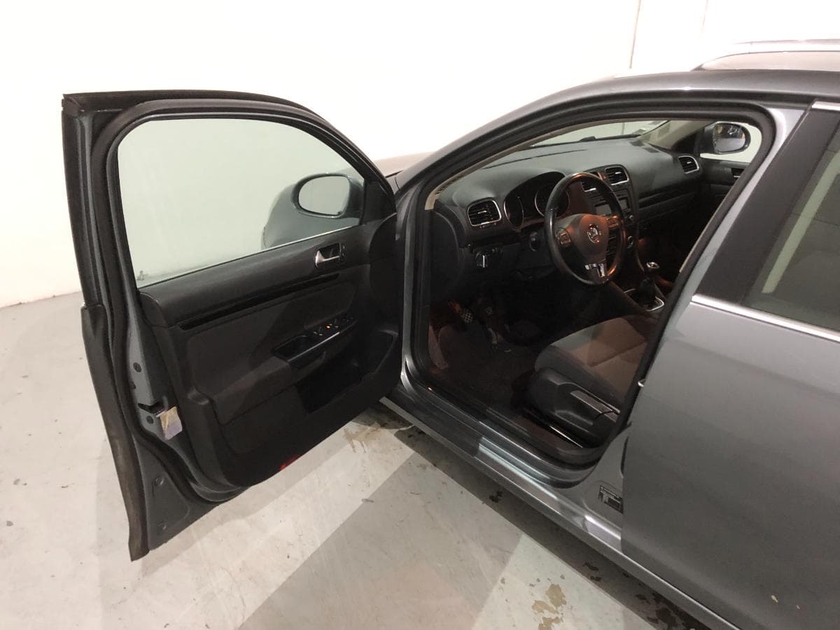 Volkswagen Golf 1.6 TDI · Ano 2010 — image 18