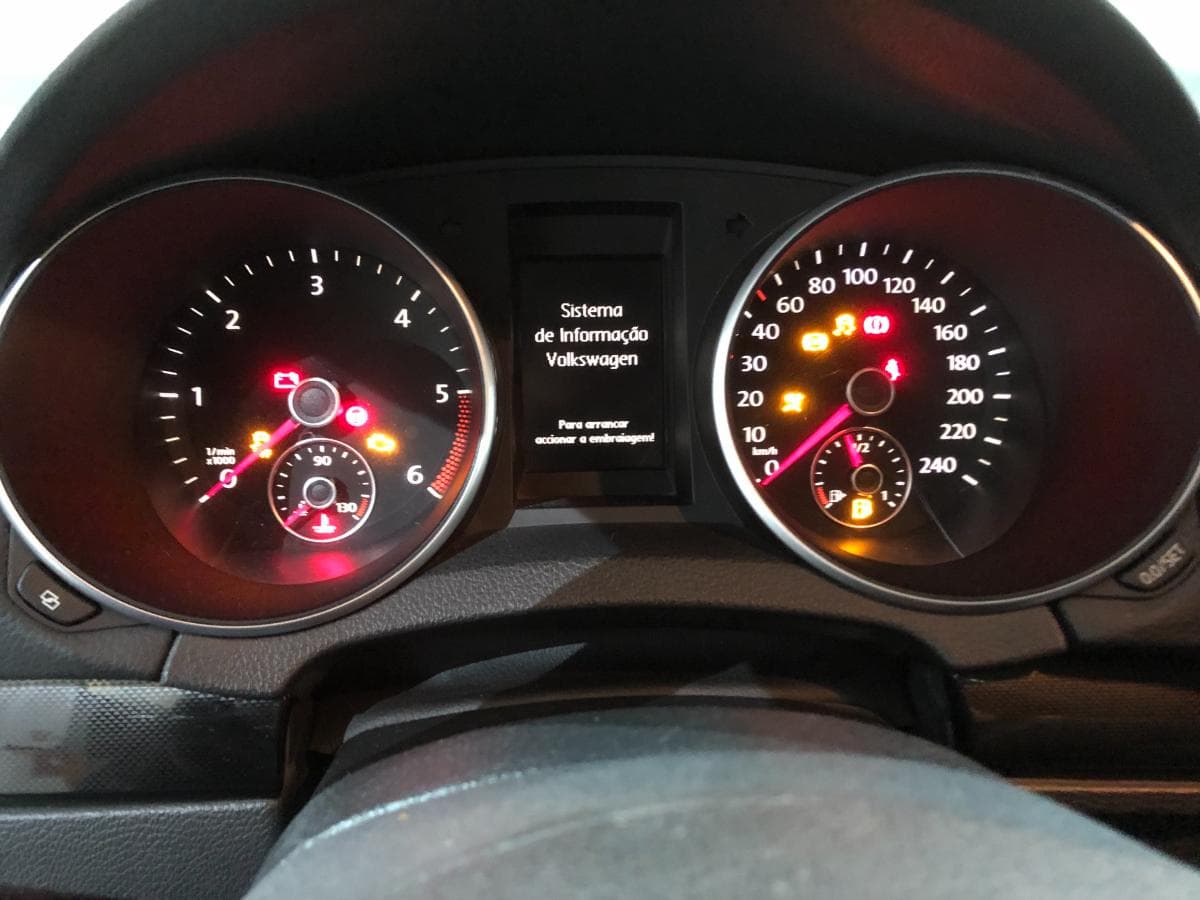 Volkswagen Golf 1.6 TDI · Ano 2010 — image 23