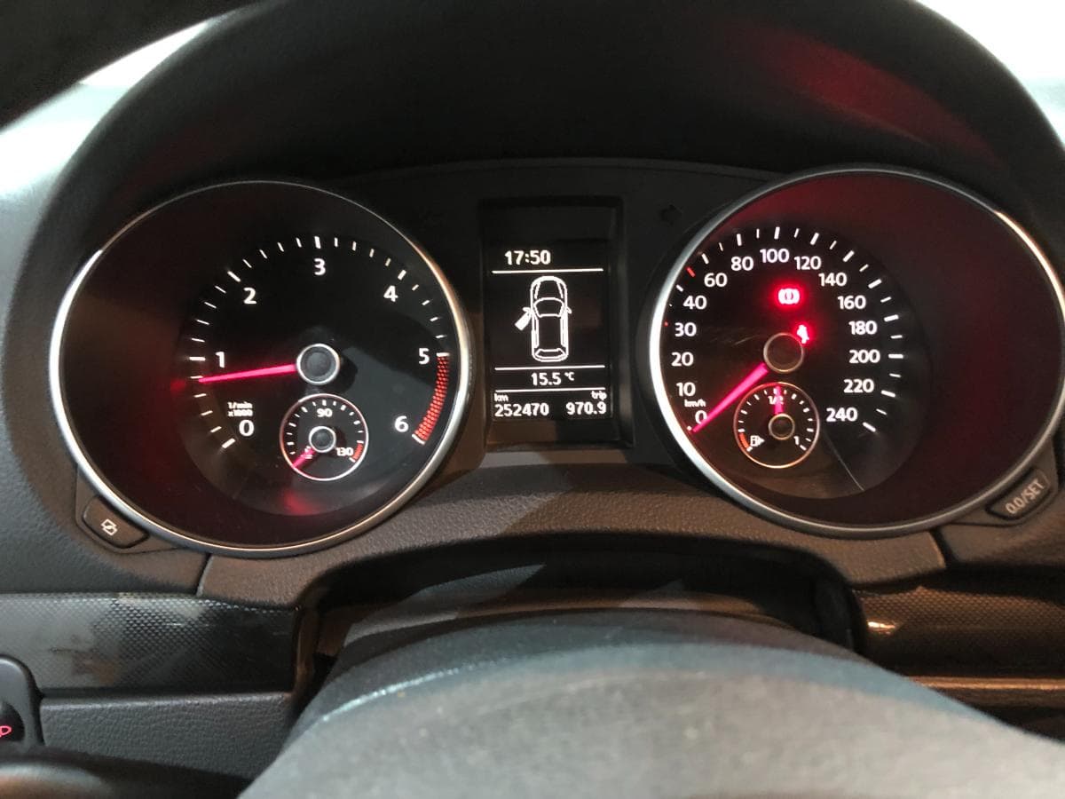 Volkswagen Golf 1.6 TDI · Ano 2010 — image 32