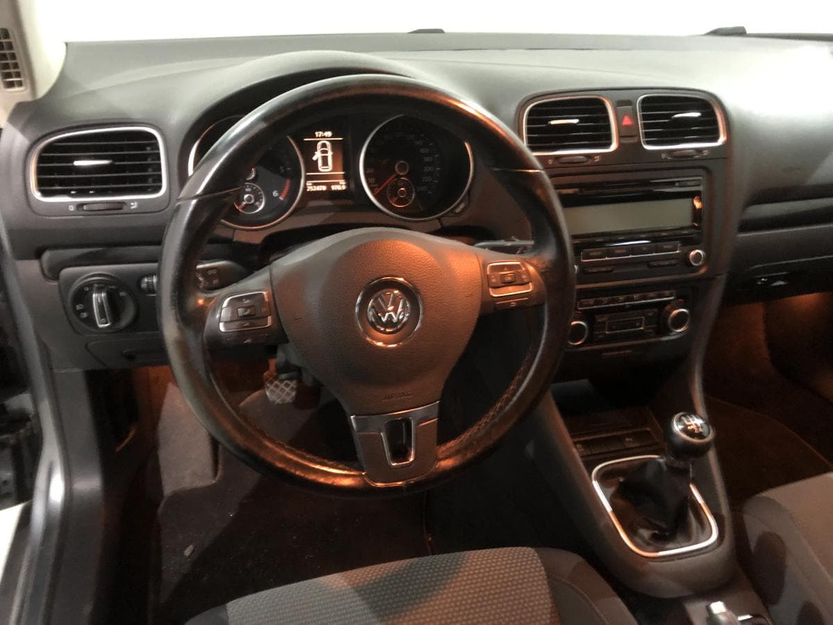 Volkswagen Golf 1.6 TDI · Ano 2010 — image 38