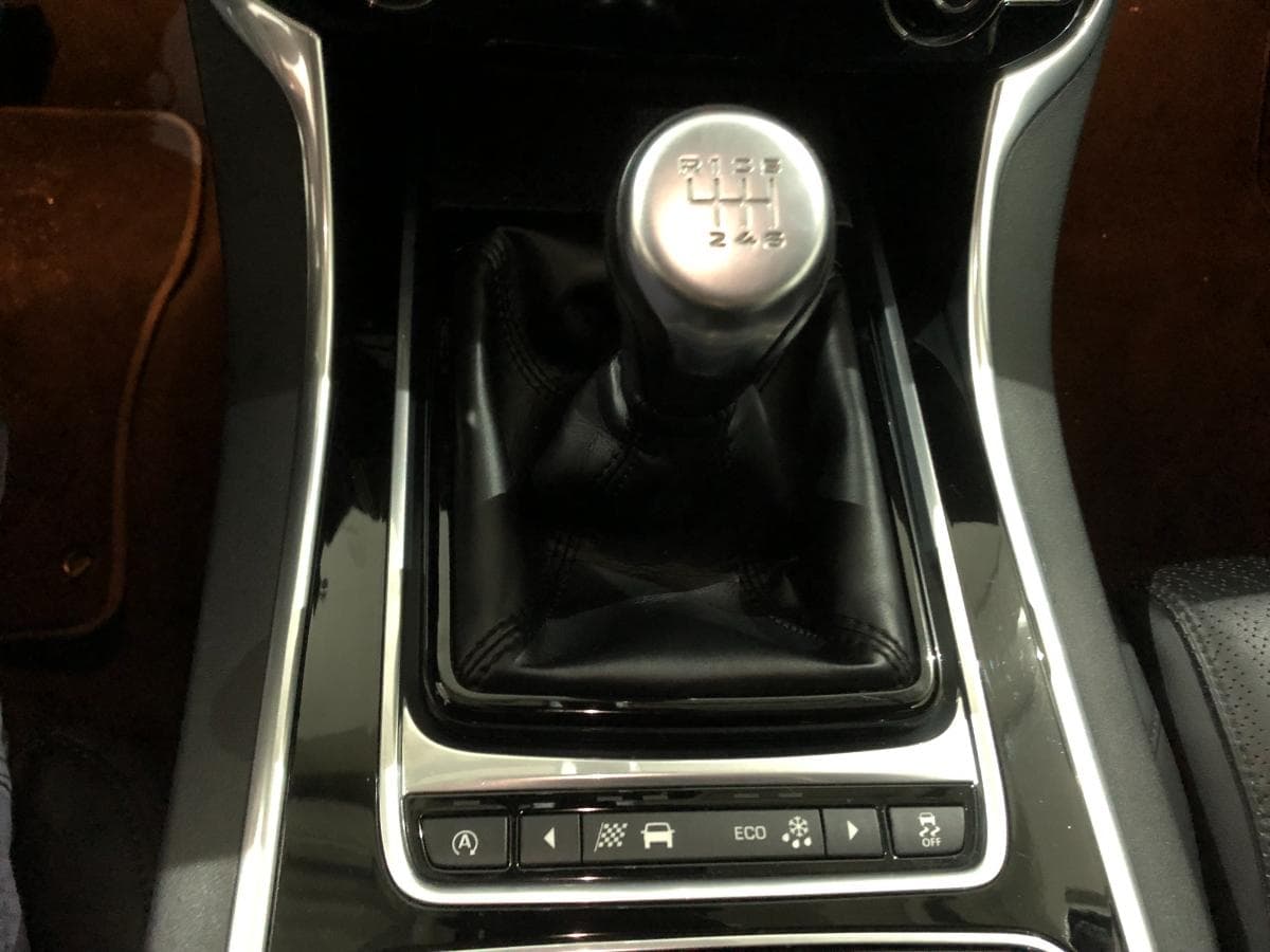 Jaguar XE 2.0 · Ano 2016 — imagen 23
