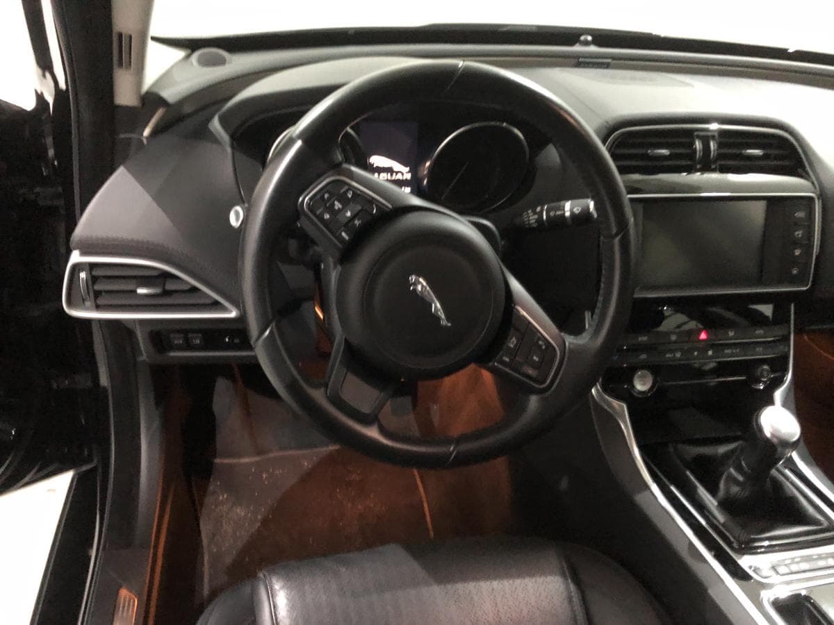 Jaguar XE 2.0 · Ano 2016 — imagen 35