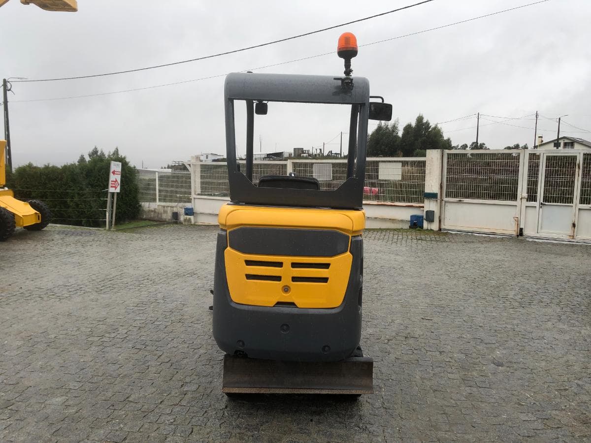 Mini Giratória Rastos Volvo EC15D — image 4