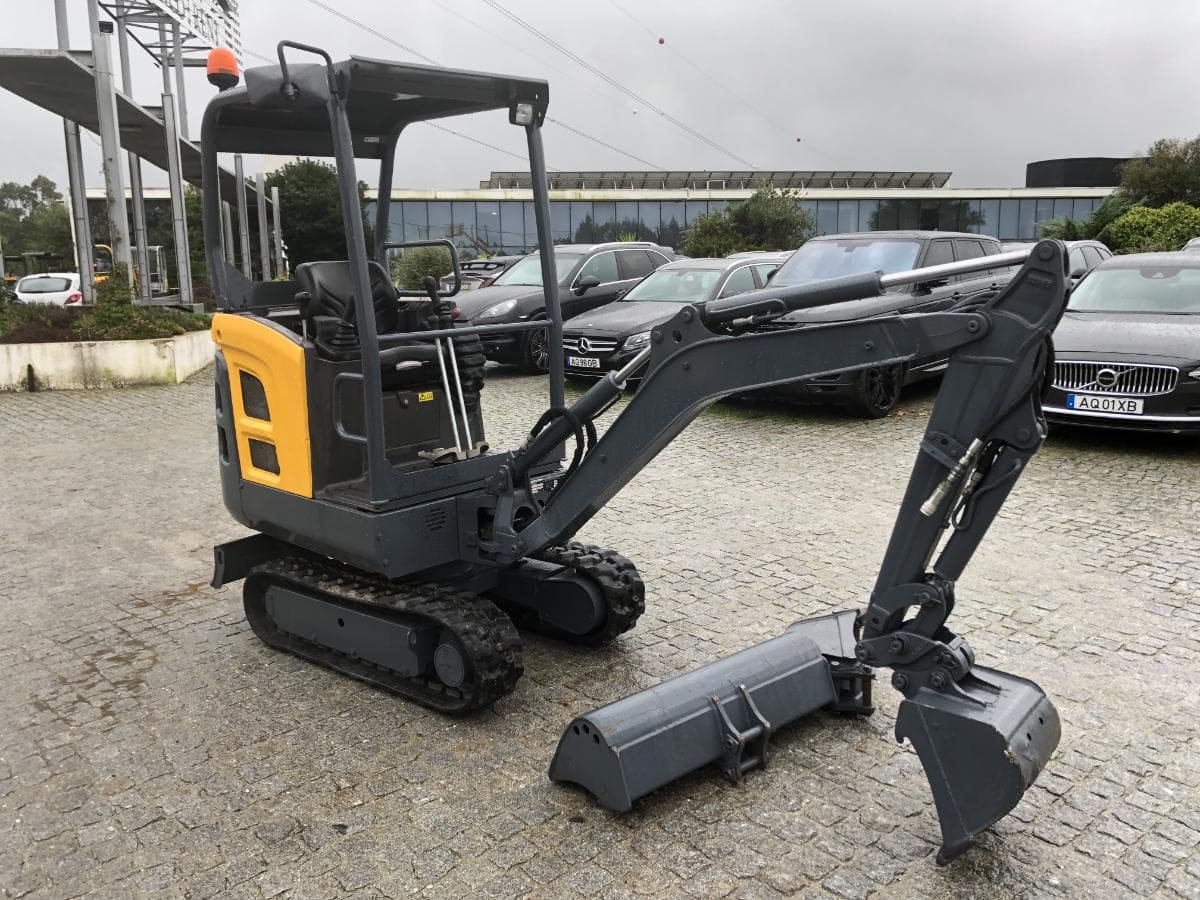 Mini Giratória Rastos Volvo EC15D — image 1