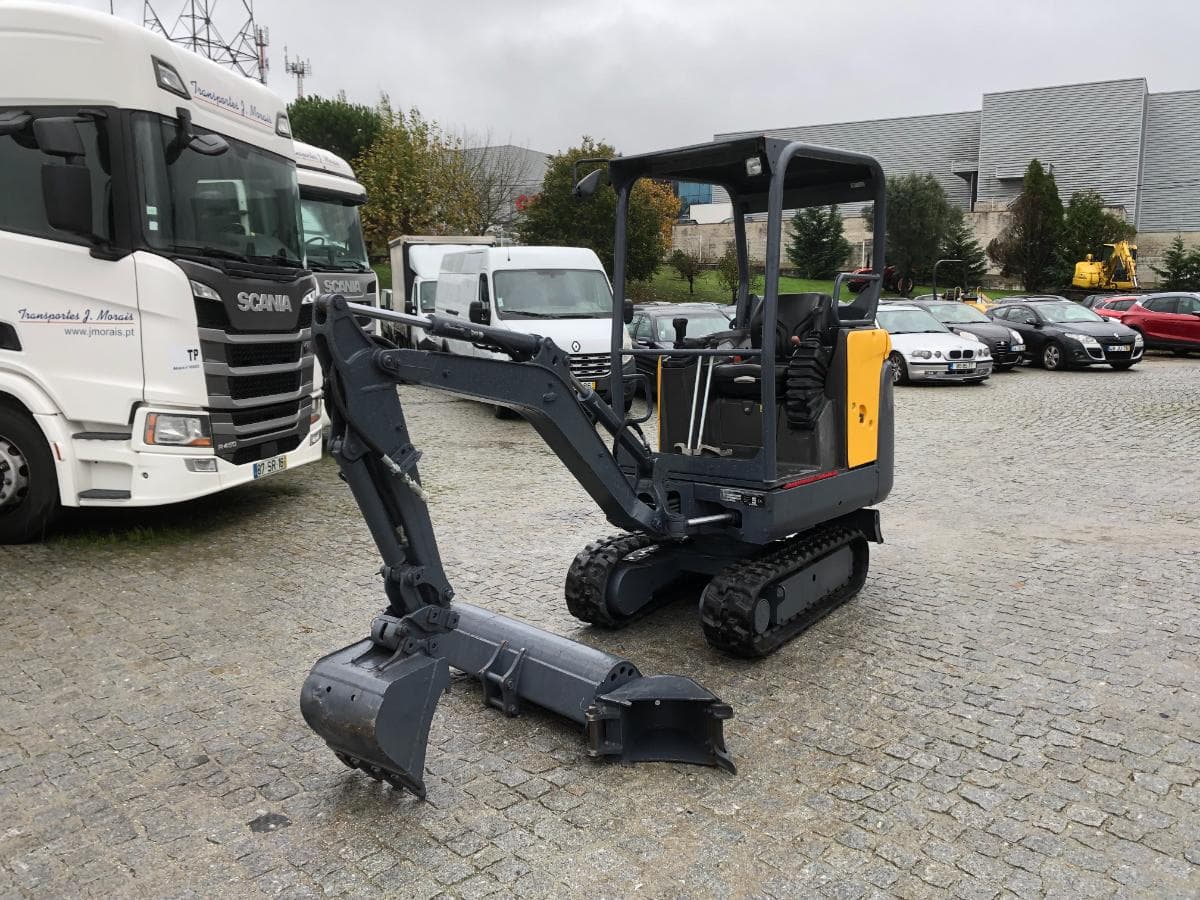 Mini Giratória Rastos Volvo EC15D — image 3