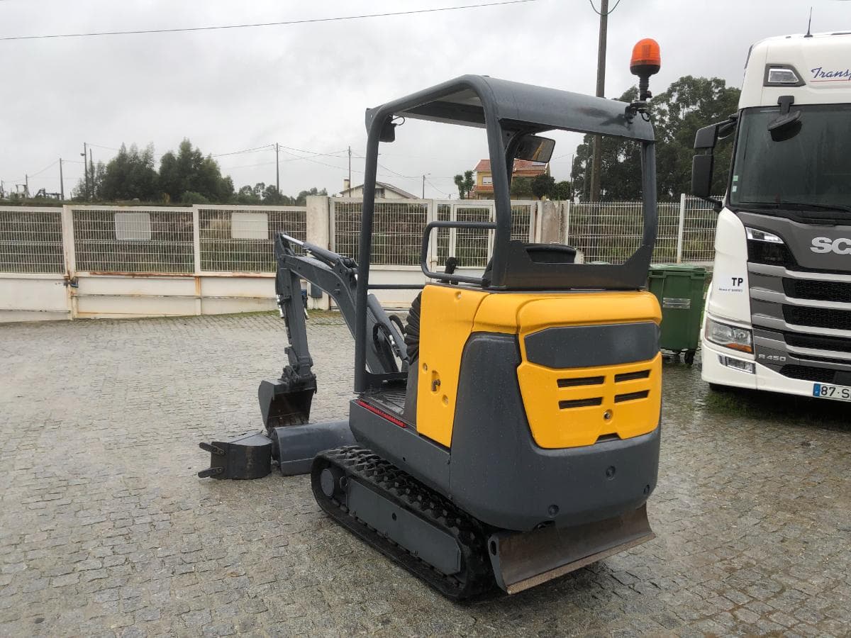 Mini Giratória Rastos Volvo EC15D — image 6