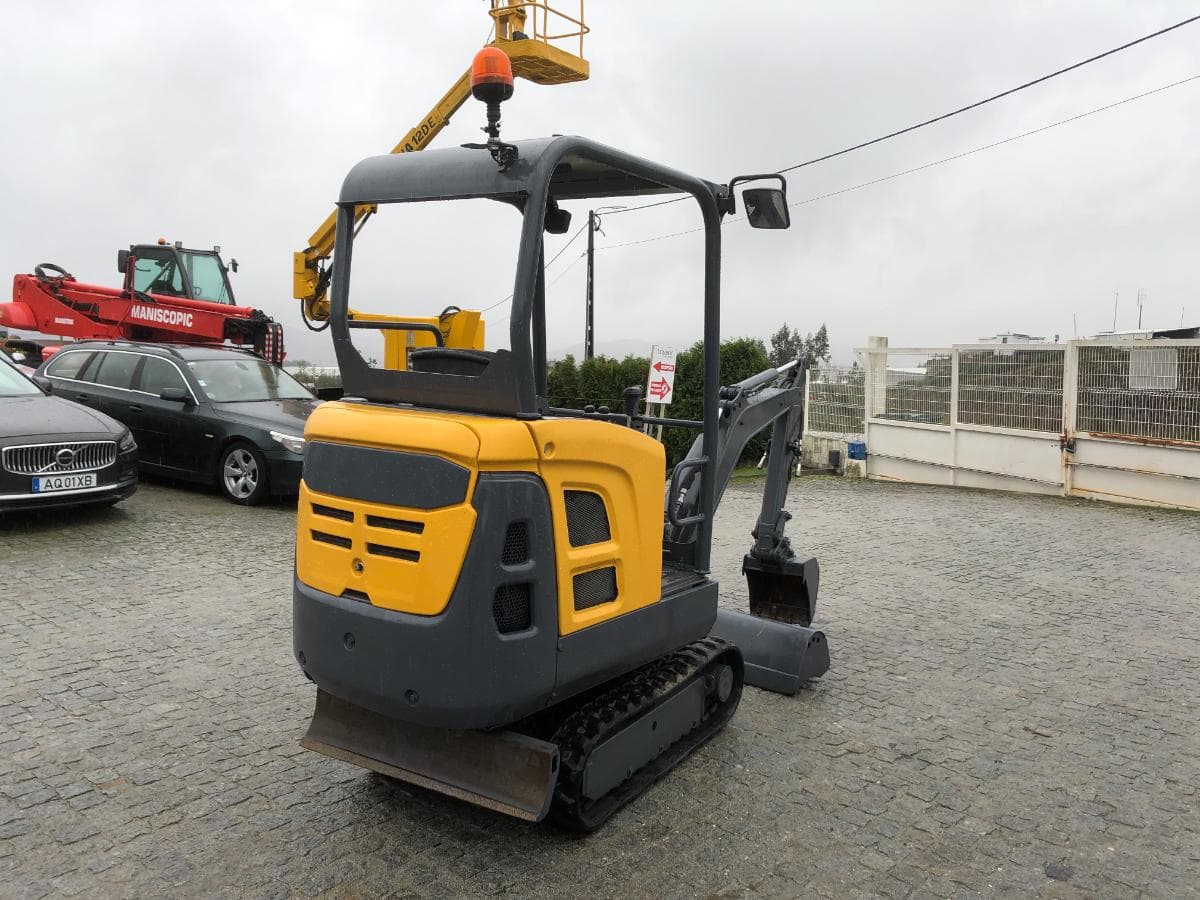 Mini Giratória Rastos Volvo EC15D — image 5