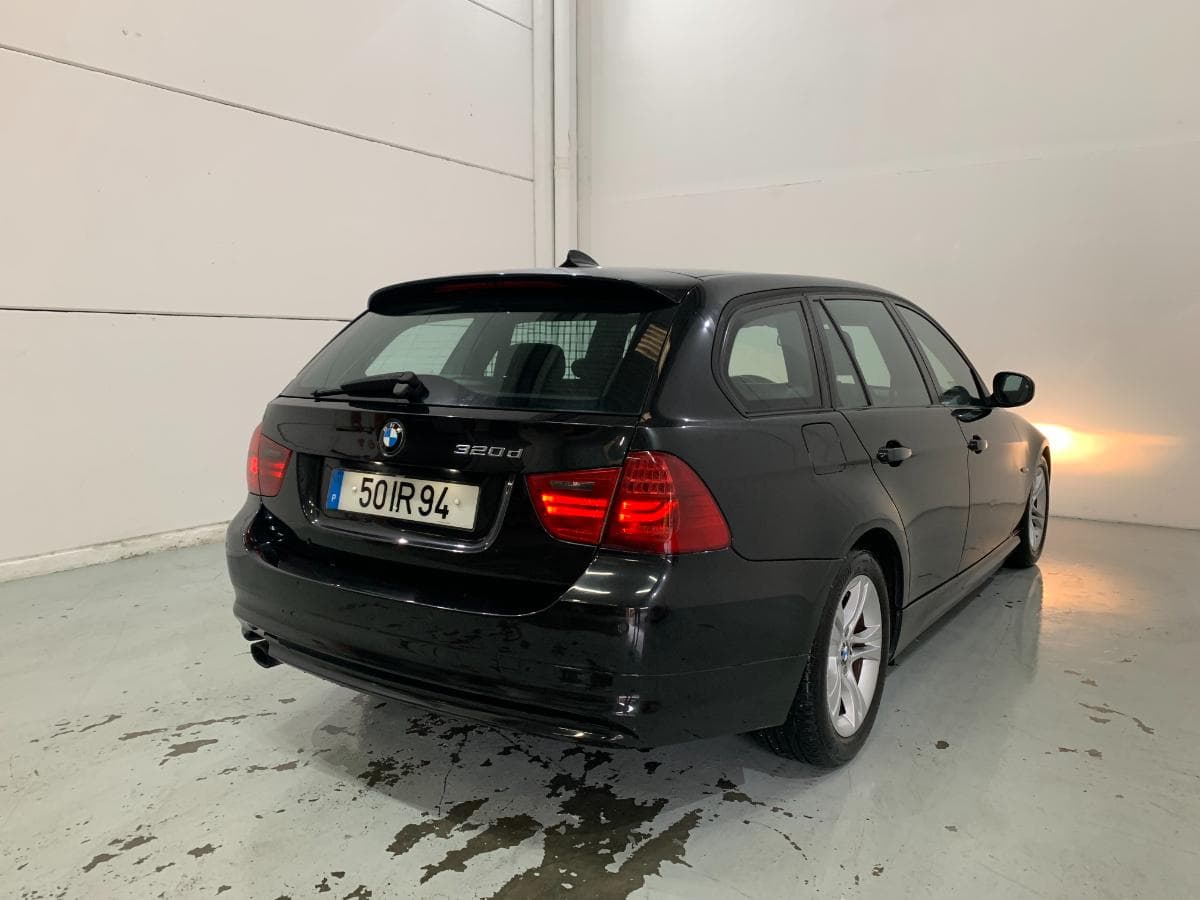 BMW 320D Touring Navigation Sport · Ano 2010 — imagem 7