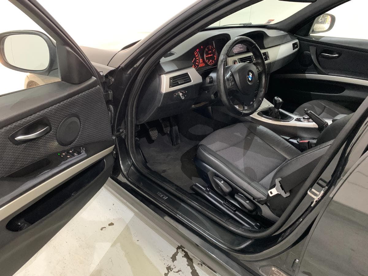 BMW 320D Touring Navigation Sport · Ano 2010 — imagem 20
