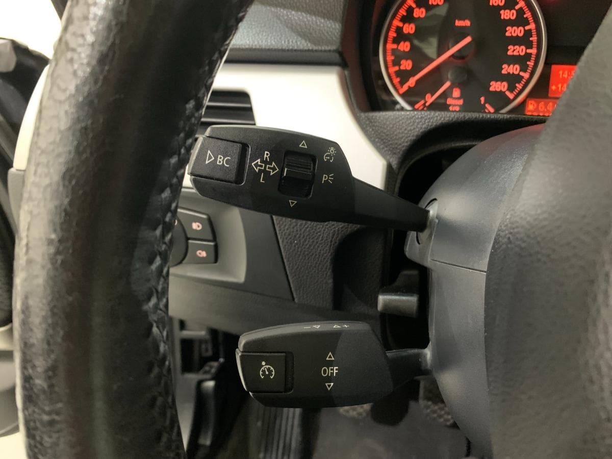 BMW 320D Touring Navigation Sport · Ano 2010 — imagem 31