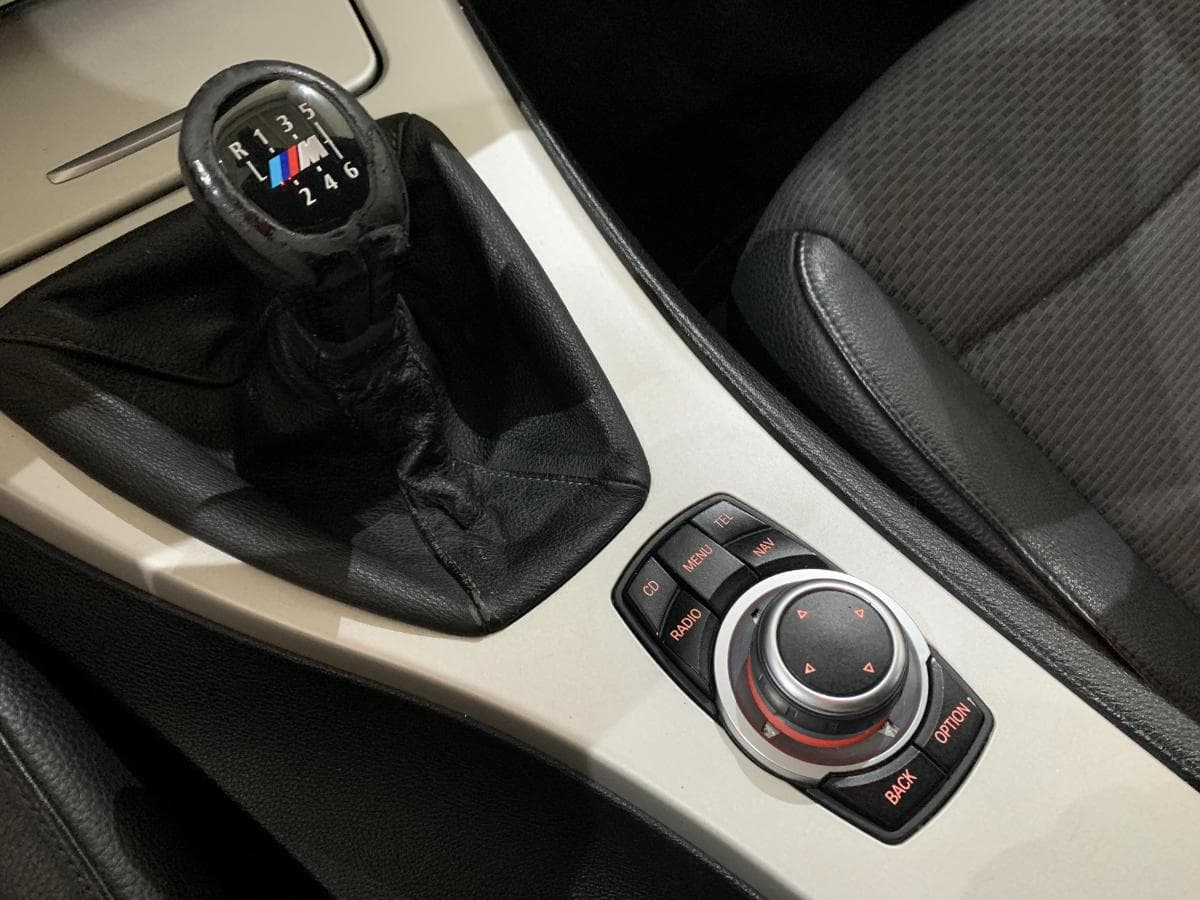 BMW 320D Touring Navigation Sport · Ano 2010 — imagem 33