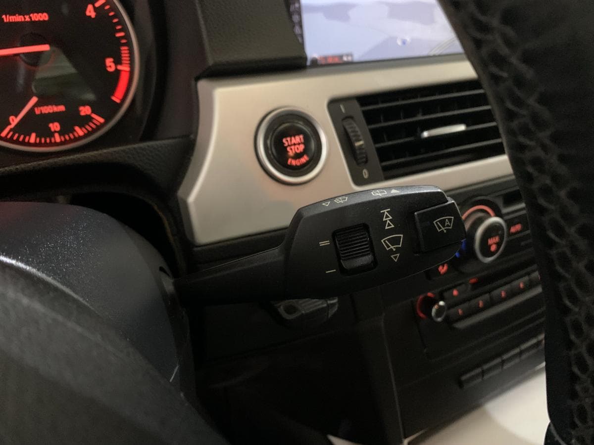 BMW 320D Touring Navigation Sport · Ano 2010 — imagem 34