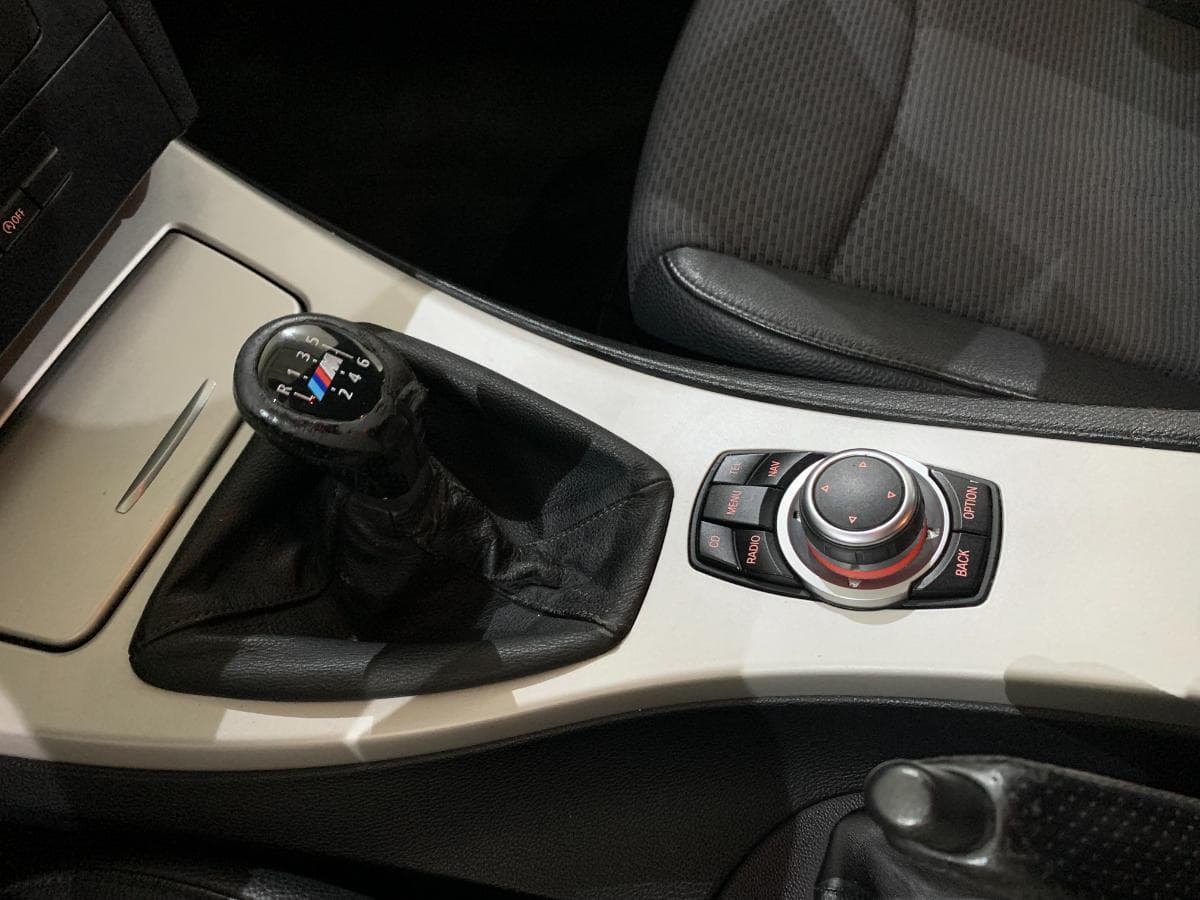 BMW 320D Touring Navigation Sport · Ano 2010 — imagem 40