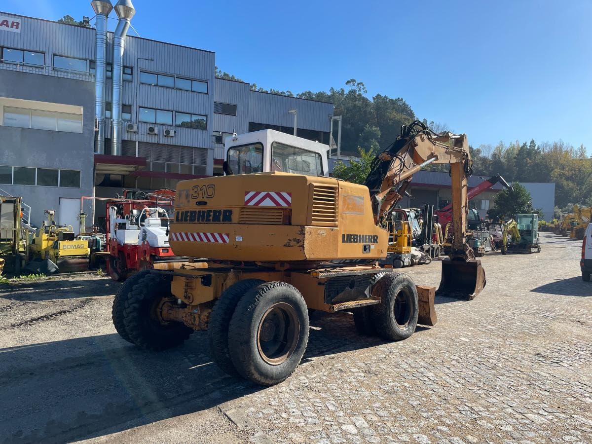 Escavadora Rodas Liebherr A310 B — imagem 4