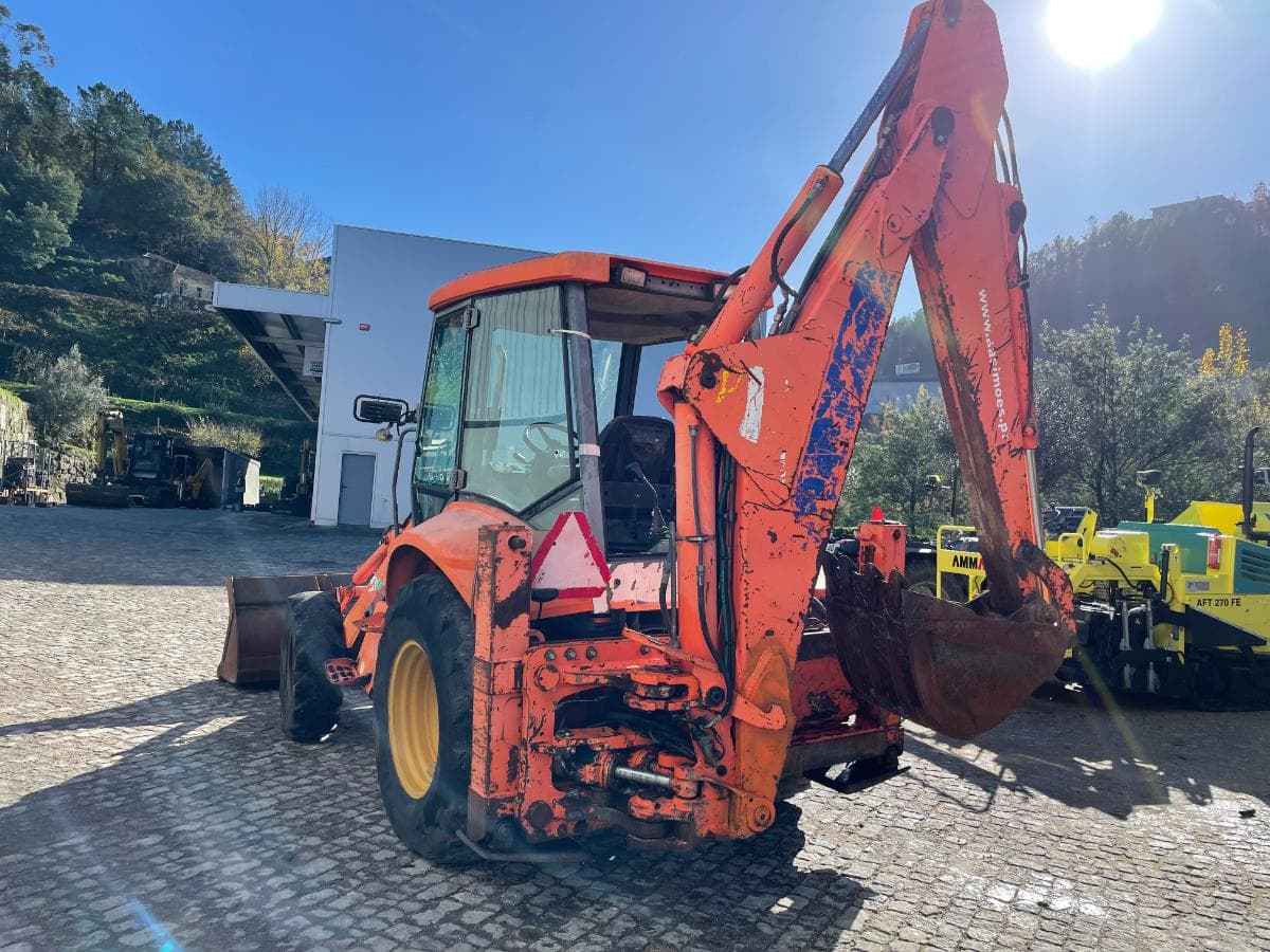 Retroescavadora Fiat Hitachi FB100 New Holland