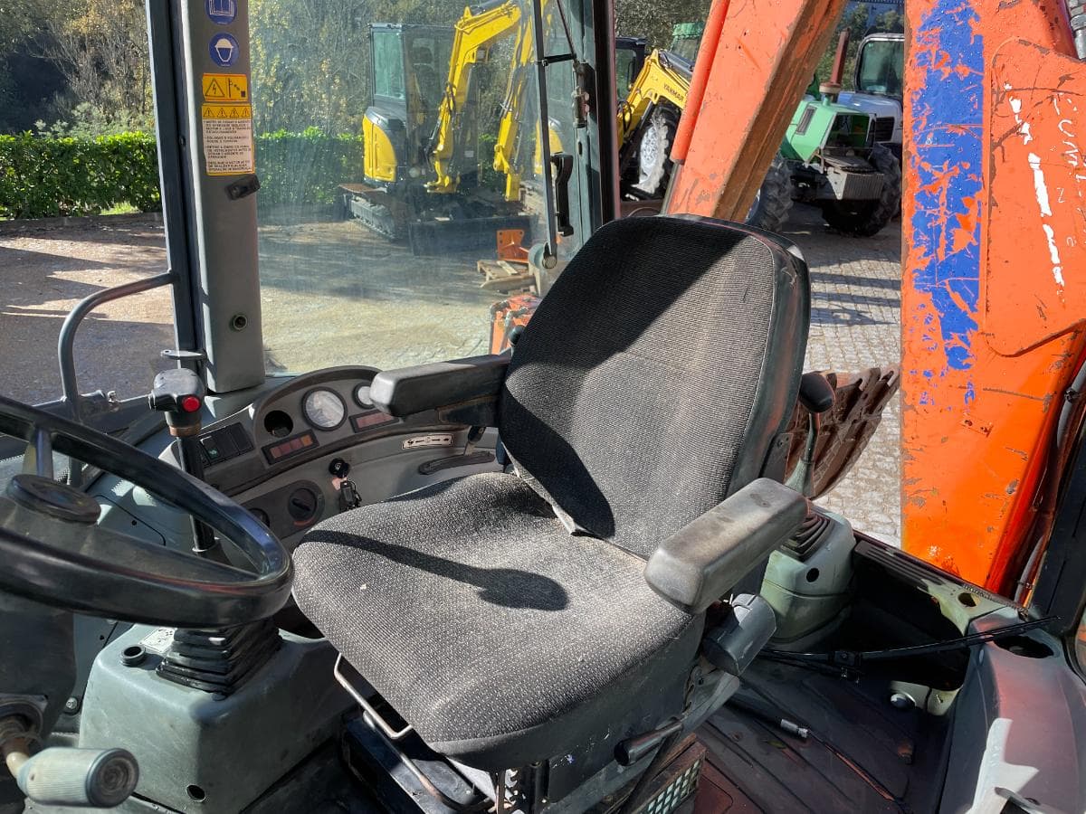 Retroescavadora New Holland FB100 — imagem 7