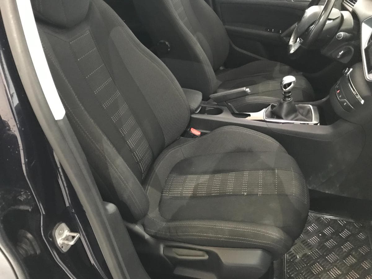 Peugeot 308 1.6 Blue HDI · Ano 2015 — imagem 36